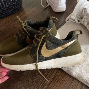 Nike Roshe: army green